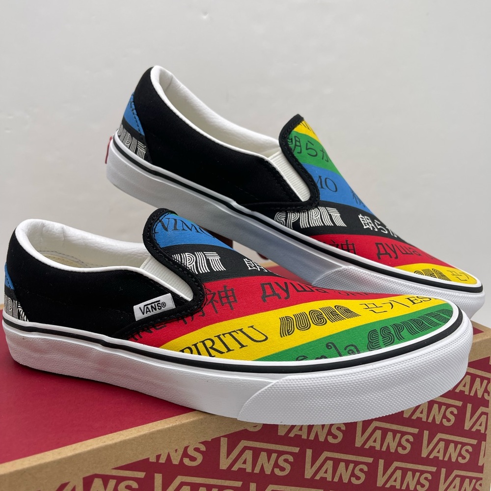 Vans WMNS Classic Slip-On (Vans
Spirit)Multi/True White Sneakers
VN0A4U38WK2 - Picture 5 of 16